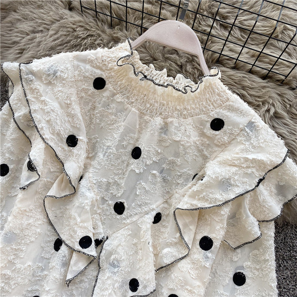 Modern női sifon ing magas gallérral és fürtökkel, fehér, bézs és fekete pöttyökkel