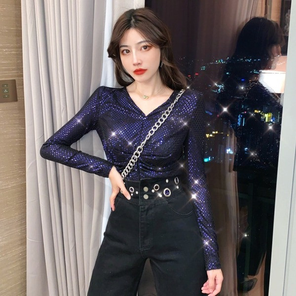 Női blúz V-nyakú arany, ezüst és kék színben, fényes hatással