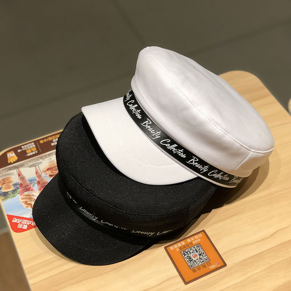 Modern női sapka típusú sapka fehér, fekete és bézs színben