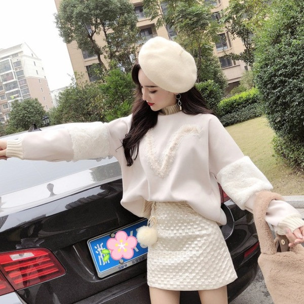 Női őszi-téli pulóver pólógallérral, ujjakon bézs színben