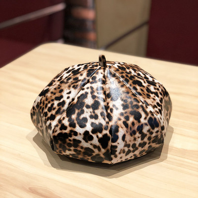 Női bőr barett típusú sapka leopárd mintával, fekete és barna színekben
