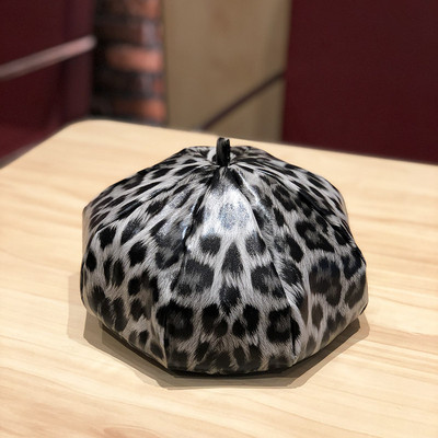 Női bőr barett típusú sapka leopárd mintával, fekete és barna színekben