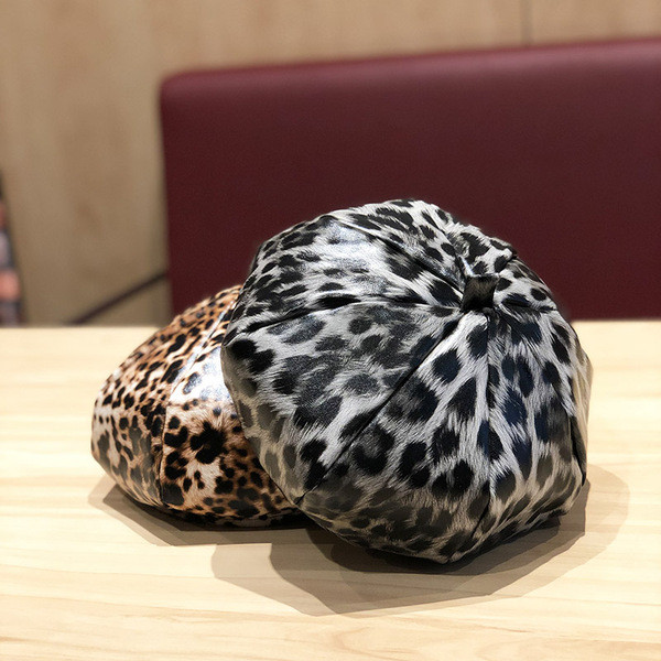 Női bőr barett típusú sapka leopárd mintával, fekete és barna színekben