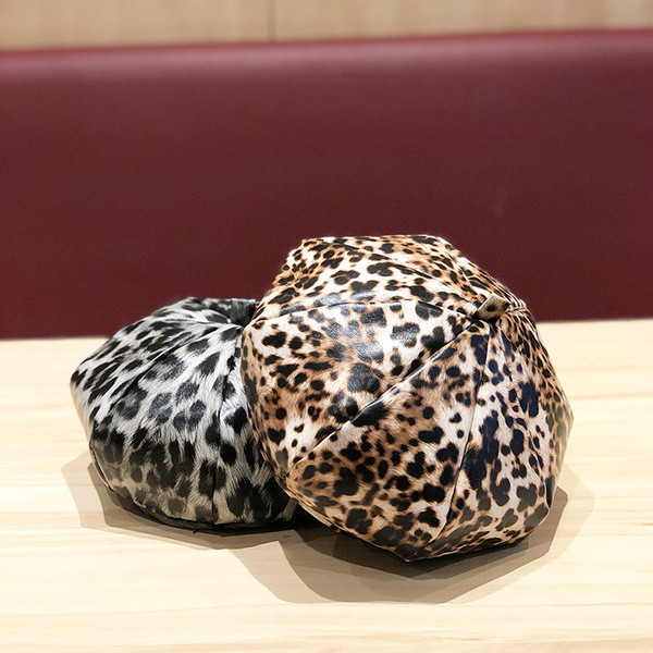 Női bőr barett típusú sapka leopárd mintával, fekete és barna színekben