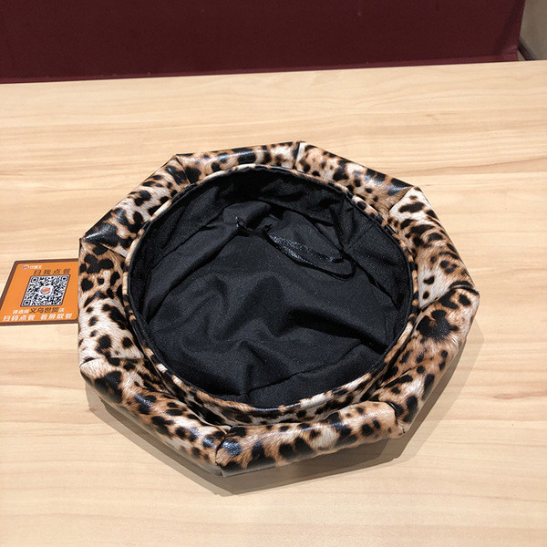 Női bőr barett típusú sapka leopárd mintával, fekete és barna színekben