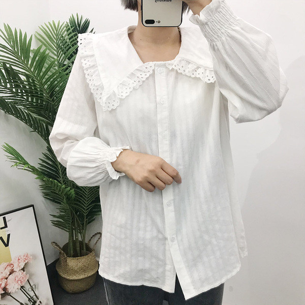 Modern női ing csipkével, hosszú ujjal és gombokkal, fehér színben