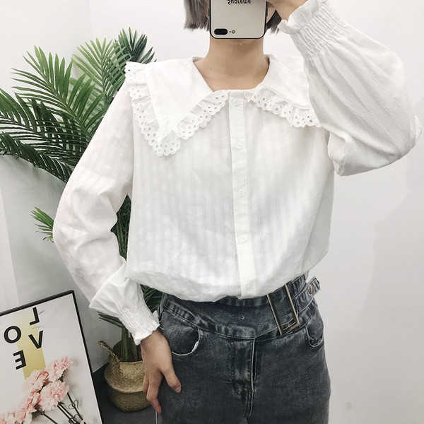 Modern női ing csipkével, hosszú ujjal és gombokkal, fehér színben
