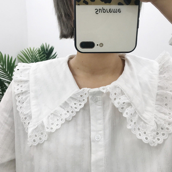 Modern női ing csipkével, hosszú ujjal és gombokkal, fehér színben