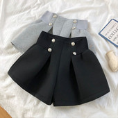 Női rövidnadrág széles modell szürke és fekete színben, elasztikus derékkal