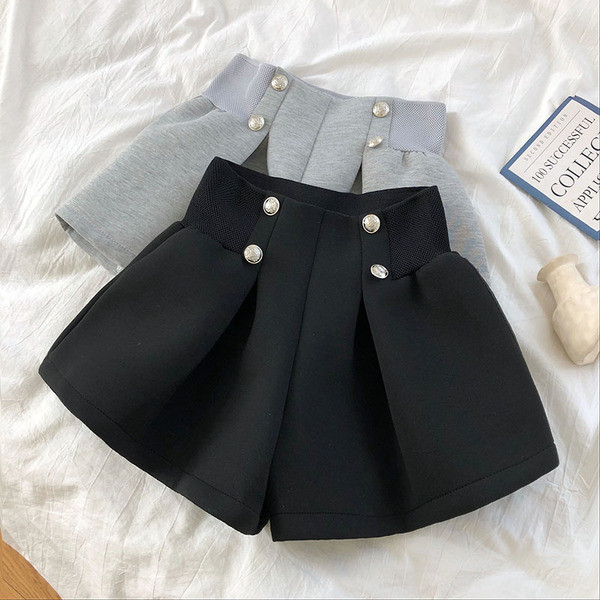 Női rövidnadrág széles modell szürke és fekete színben, elasztikus derékkal