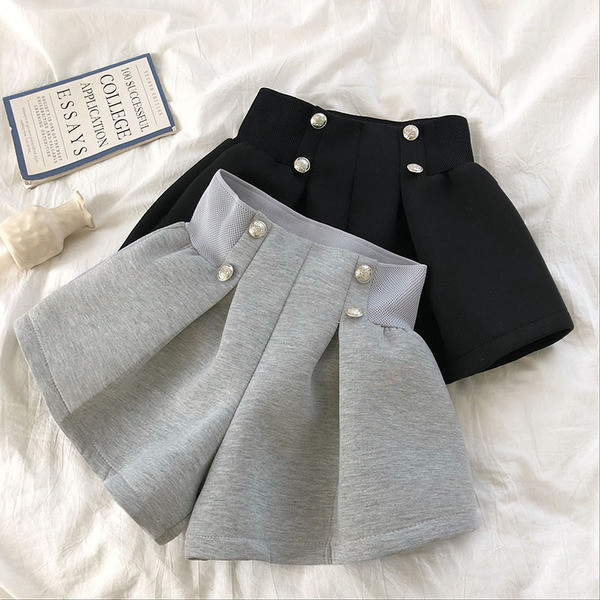 Női rövidnadrág széles modell szürke és fekete színben, elasztikus derékkal