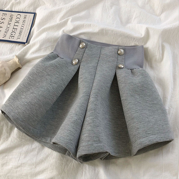 Női rövidnadrág széles modell szürke és fekete színben, elasztikus derékkal