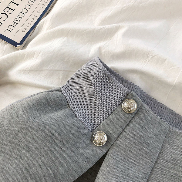 Női rövidnadrág széles modell szürke és fekete színben, elasztikus derékkal