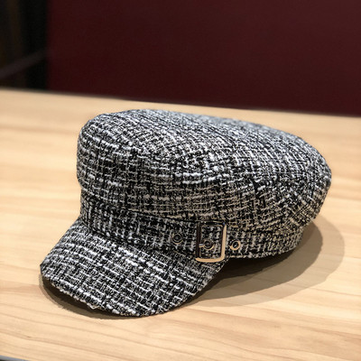 Női sapka napellenzővel és csattal fehér és fekete színben