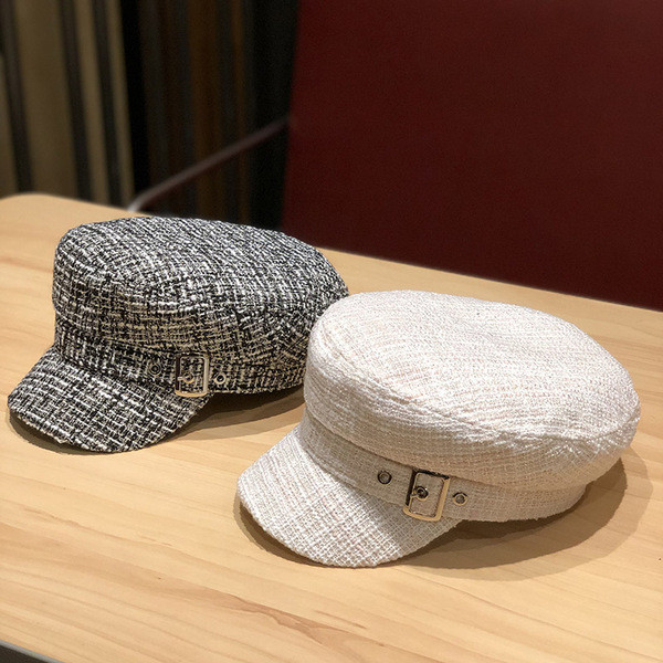 Női sapka napellenzővel és csattal fehér és fekete színben