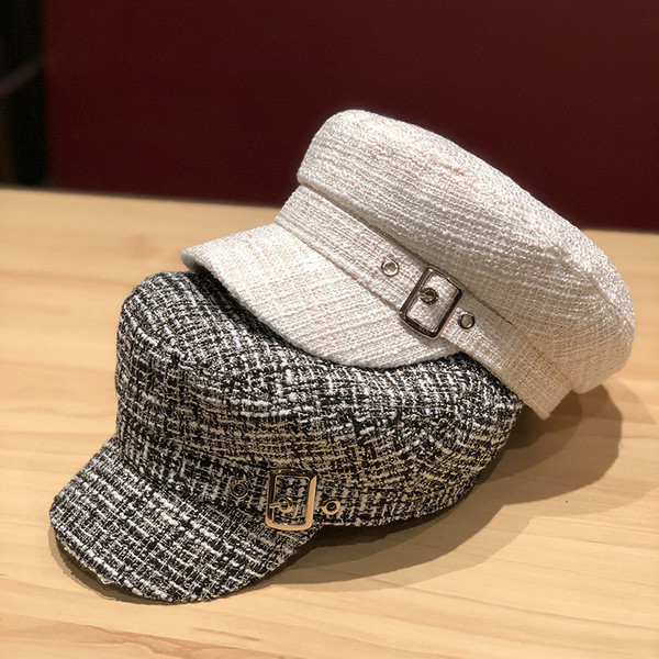 Női sapka napellenzővel és csattal fehér és fekete színben