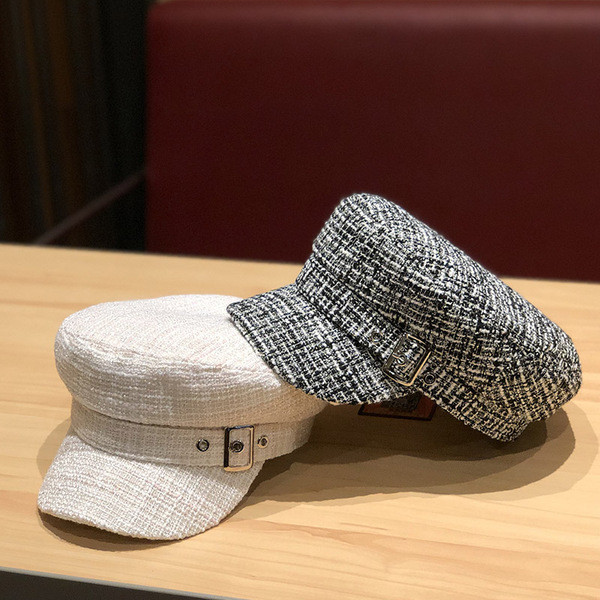 Női sapka napellenzővel és csattal fehér és fekete színben