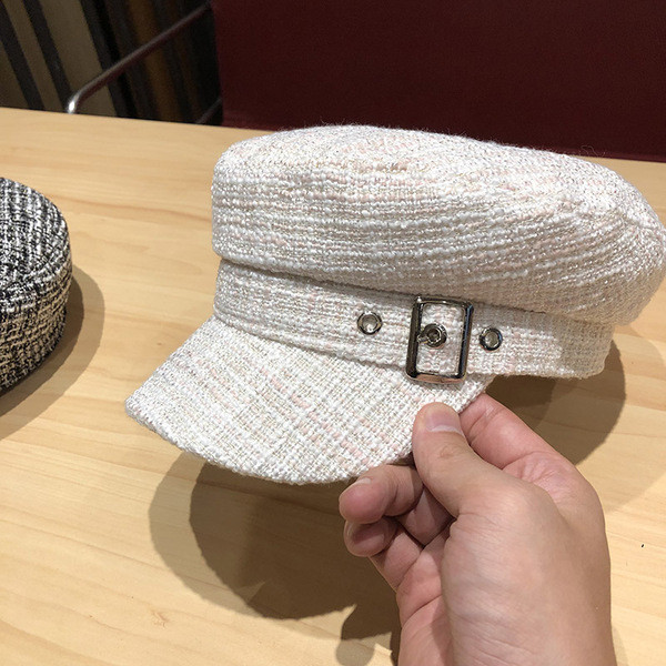 Női sapka napellenzővel és csattal fehér és fekete színben