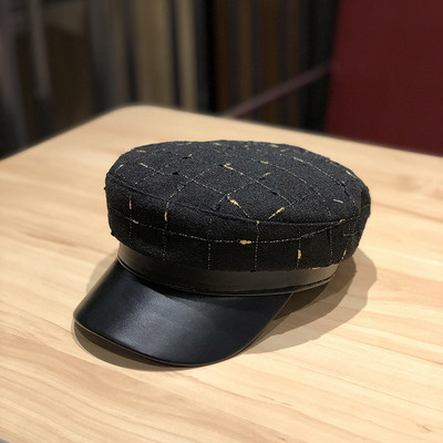 Női téli alkalmi sapka bőr szemellenzővel fehér és fekete színben