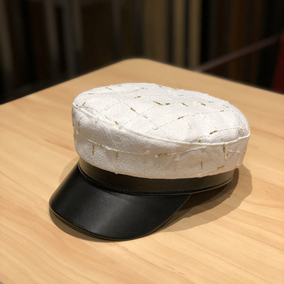 Női téli alkalmi sapka bőr szemellenzővel fehér és fekete színben