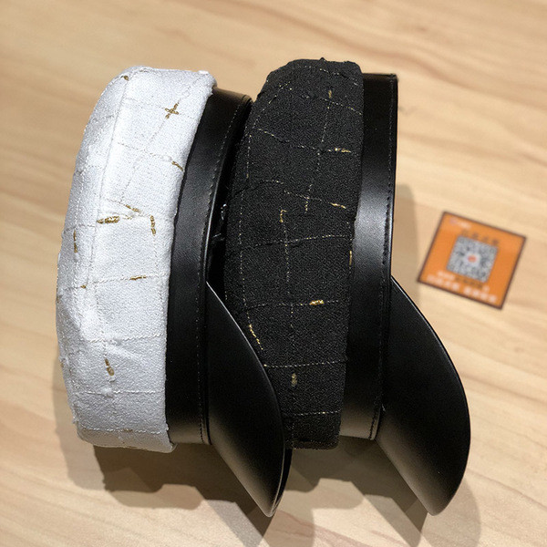 Női téli alkalmi sapka bőr szemellenzővel fehér és fekete színben