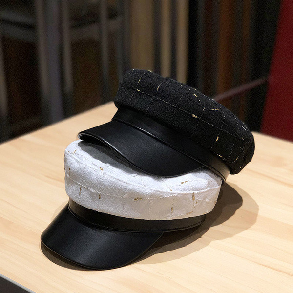 Női téli alkalmi sapka bőr szemellenzővel fehér és fekete színben