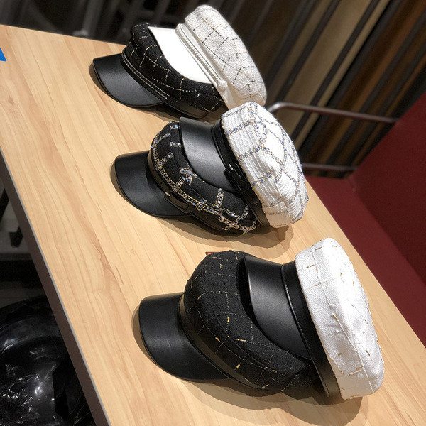 Női téli alkalmi sapka bőr szemellenzővel fehér és fekete színben