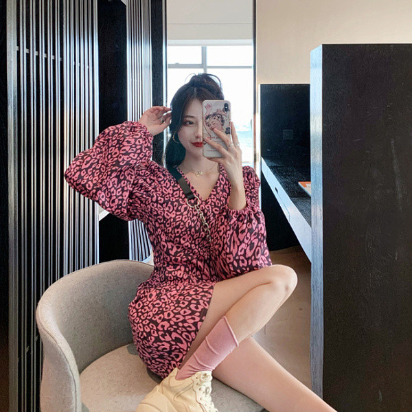 Új modell női ruha leopárd mintával és spitz nyakkivágással rózsaszín és bézs színben