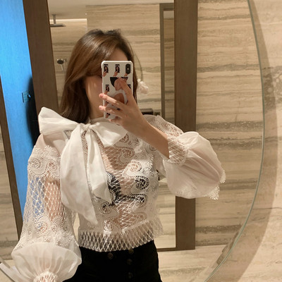 Modern csipkeblúz szalaggal a nyakkivágáson fehér és fekete színben