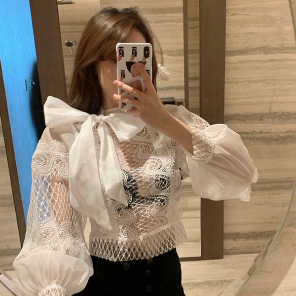 Modern csipkeblúz szalaggal a nyakkivágáson fehér és fekete színben