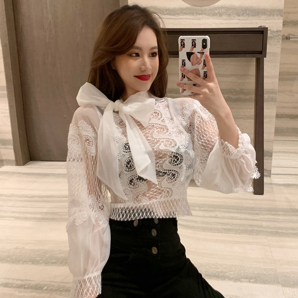 Modern csipkeblúz szalaggal a nyakkivágáson fehér és fekete színben