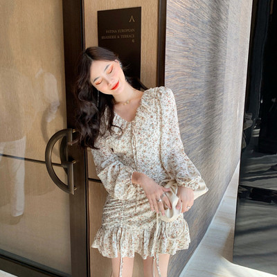 Modern női ruha csupasz vállakat és virágmotívumokat fehér és fekete színben