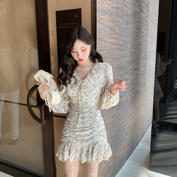 Modern női ruha csupasz vállakat és virágmotívumokat fehér és fekete színben