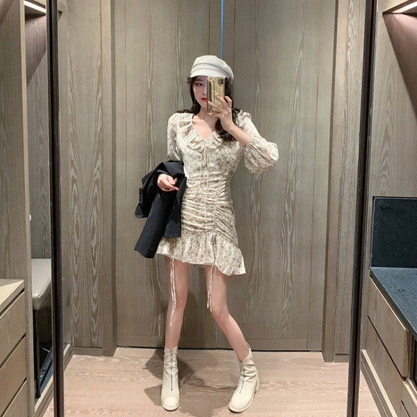 Modern női ruha csupasz vállakat és virágmotívumokat fehér és fekete színben