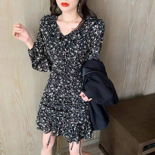 Modern női ruha csupasz vállakat és virágmotívumokat fehér és fekete színben