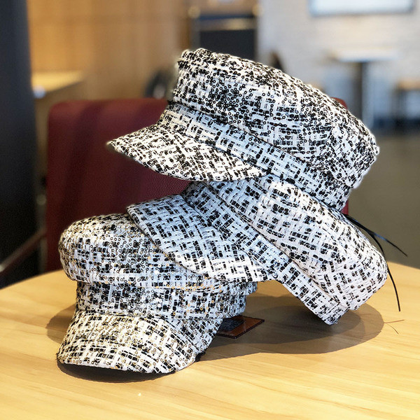 Stílusos női téli sapka napellenzővel és díszítő flitterekkel, fehér színben