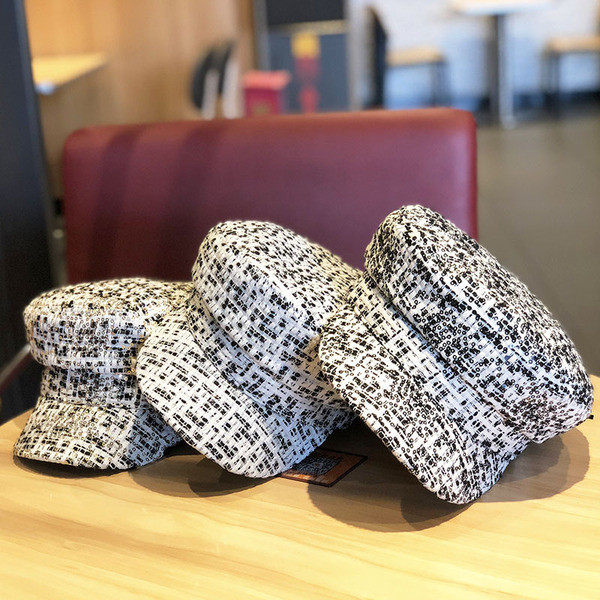 Stílusos női téli sapka napellenzővel és díszítő flitterekkel, fehér színben