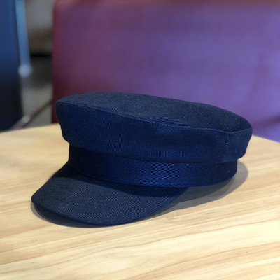 Női téli sapka típusú sapka fekete, barna, piros és szürke színben