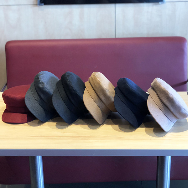 Női téli sapka típusú sapka fekete, barna, piros és szürke színben