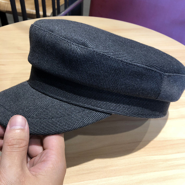 Női téli sapka típusú sapka fekete, barna, piros és szürke színben