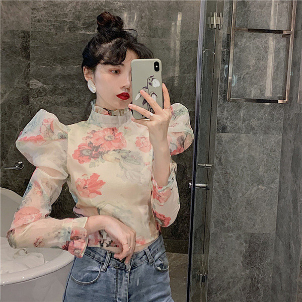 Modern női blúz polo gallérral, virágos motívumokkal és organza ujjakkal - retro stílusú