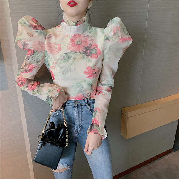 Modern női blúz polo gallérral, virágos motívumokkal és organza ujjakkal - retro stílusú