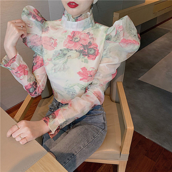 Modern női blúz polo gallérral, virágos motívumokkal és organza ujjakkal - retro stílusú