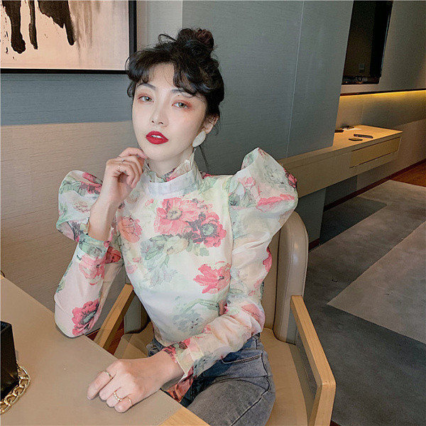 Modern női blúz polo gallérral, virágos motívumokkal és organza ujjakkal - retro stílusú