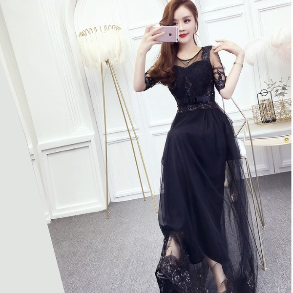 Elegáns női ruha szabású tüll és csipke modell övvel