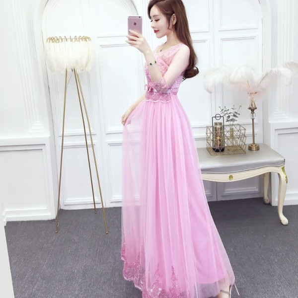 Elegáns női ruha szabású tüll és csipke modell övvel