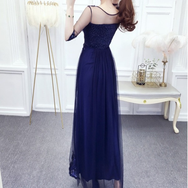 Elegáns női ruha szabású tüll és csipke modell övvel