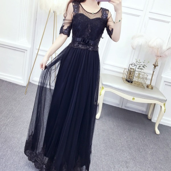 Elegáns női ruha szabású tüll és csipke modell övvel