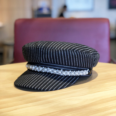 Fekete, bordó, barna és szürke gyöngyökkel díszített modern női csíkos sapka