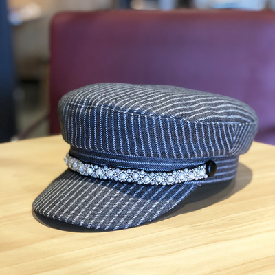 Fekete, bordó, barna és szürke gyöngyökkel díszített modern női csíkos sapka